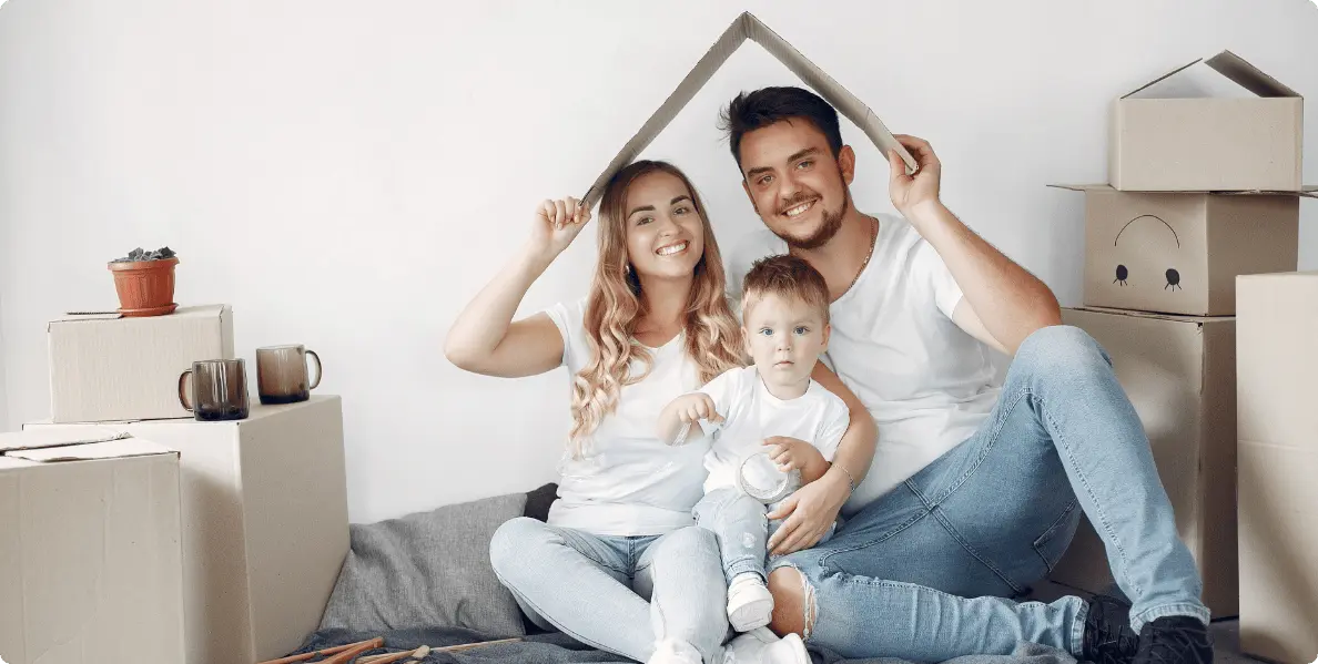 Une famille heureuse pendant un déménagement