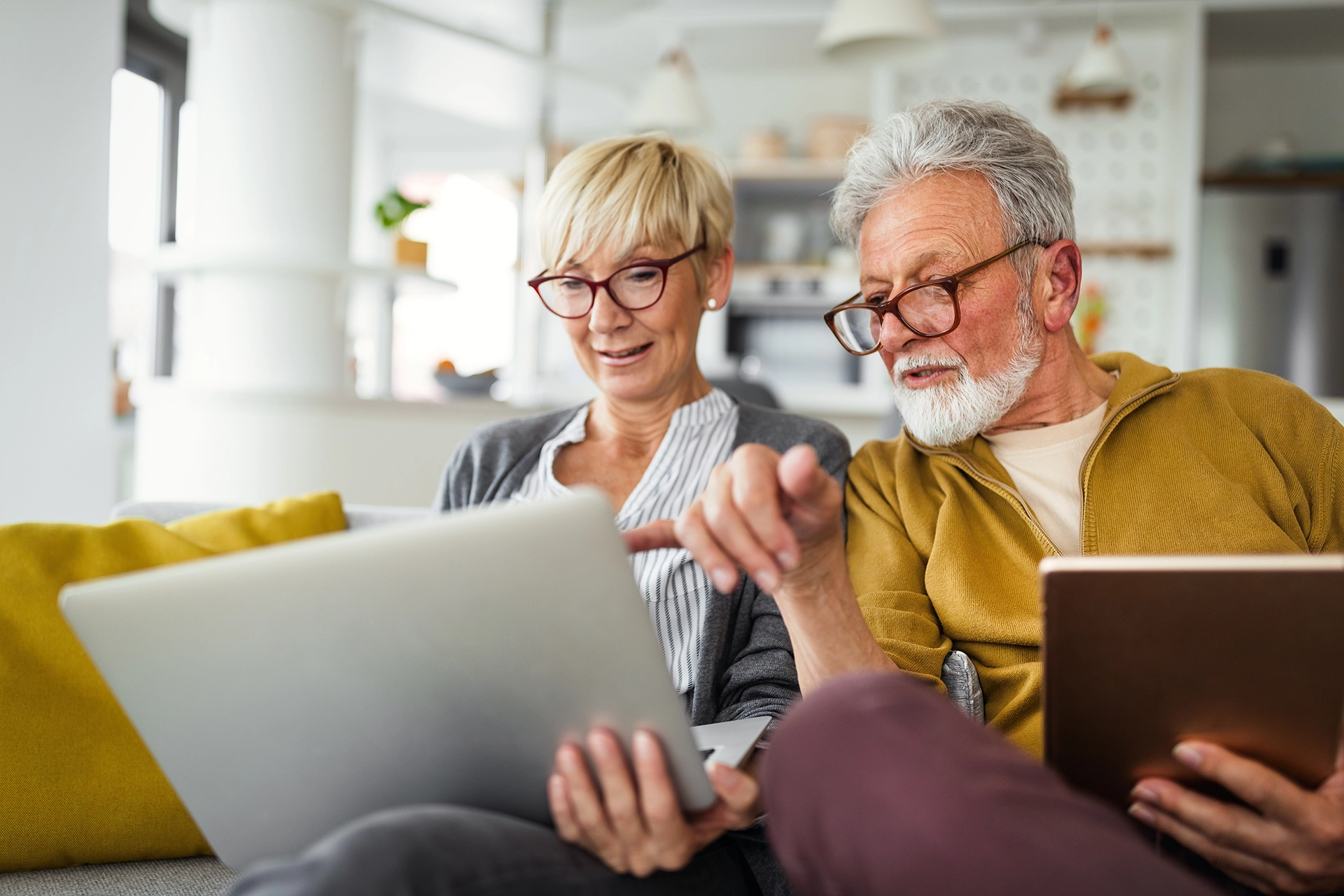 couple-seniors-a-la-recherche-de-leur-future-mutuelle