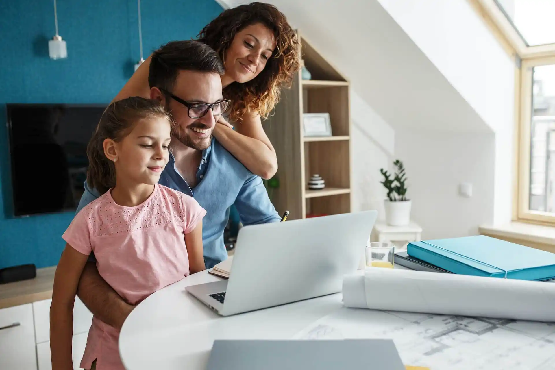 une famille prépare un projet qui rend heureux